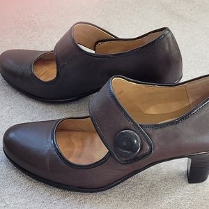 Softspots 9M brown leather heels